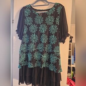 BEAUTIFUL & Delicate- LADY NOIZ - Med EMBOSSED‎  TUNIC